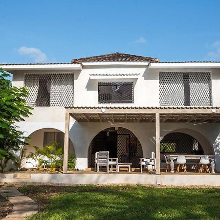 Baobab Beach House Bed And Breakfast Ukunda Esterno foto