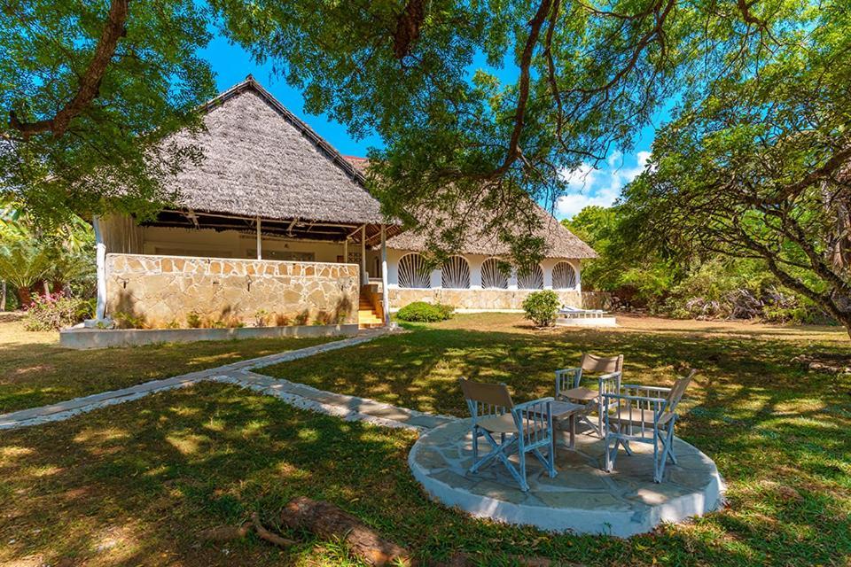 Baobab Beach House Bed And Breakfast Ukunda Esterno foto