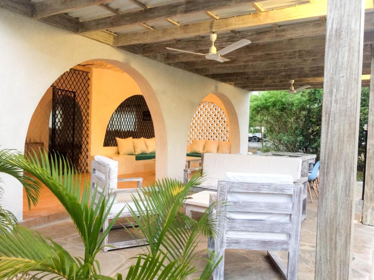 Baobab Beach House Bed And Breakfast Ukunda Esterno foto