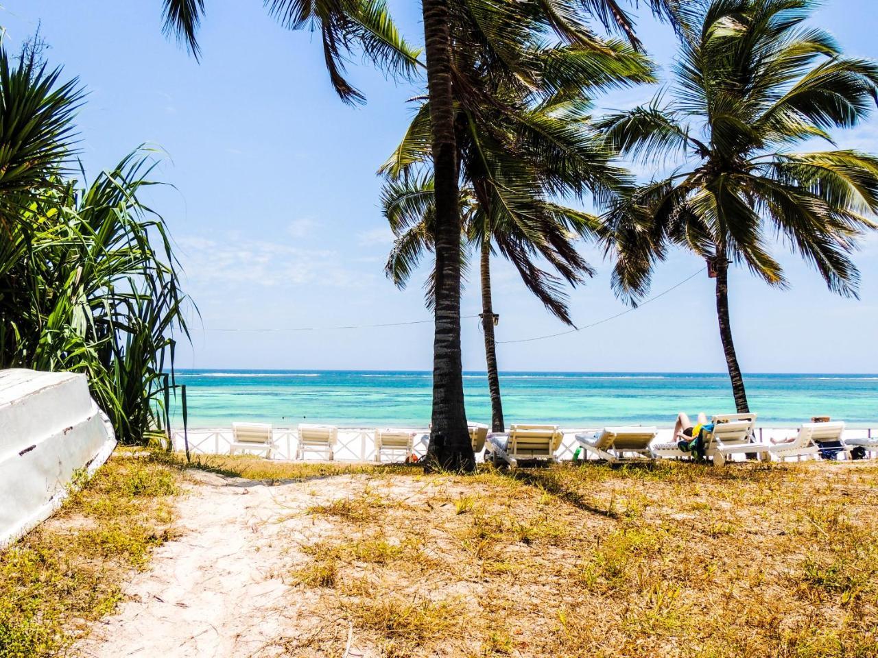 Baobab Beach House Bed And Breakfast Ukunda Esterno foto