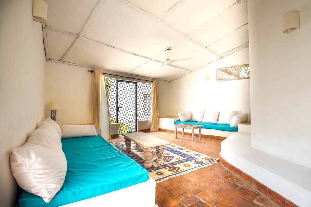 Baobab Beach House Bed And Breakfast Ukunda Esterno foto