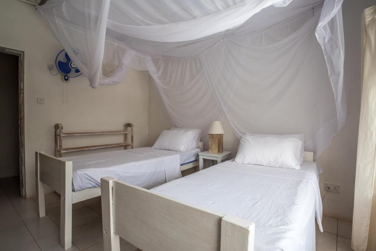 Baobab Beach House Bed And Breakfast Ukunda Esterno foto