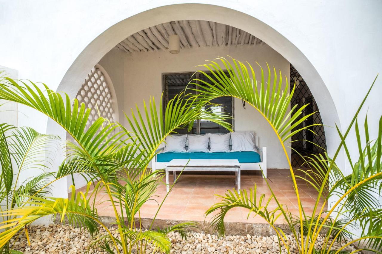 Baobab Beach House Bed And Breakfast Ukunda Esterno foto