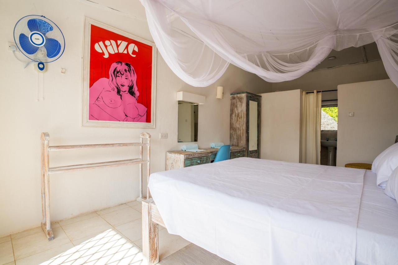 Baobab Beach House Bed And Breakfast Ukunda Esterno foto