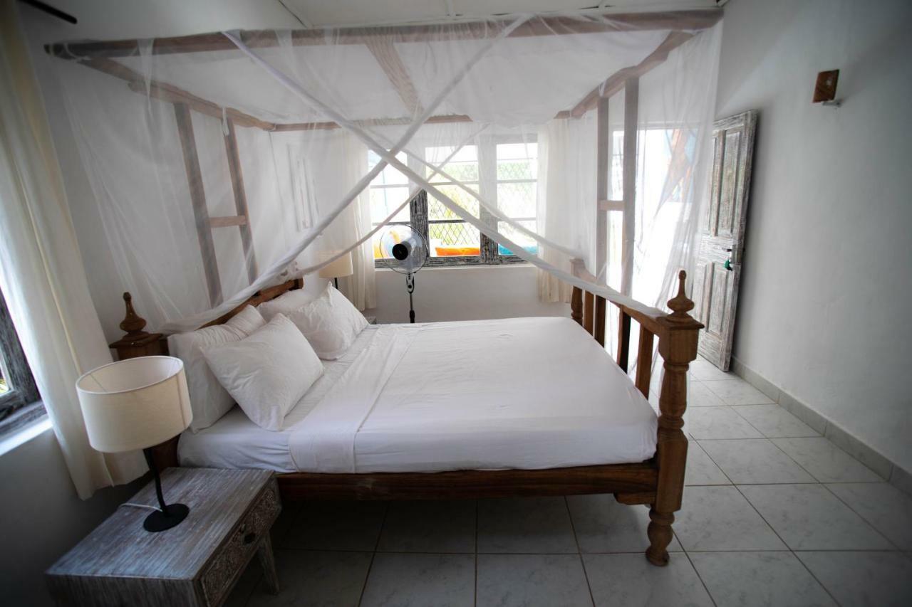 Baobab Beach House Bed And Breakfast Ukunda Esterno foto