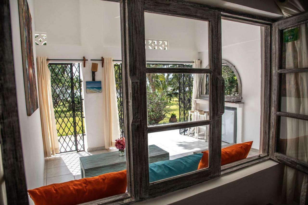 Baobab Beach House Bed And Breakfast Ukunda Esterno foto