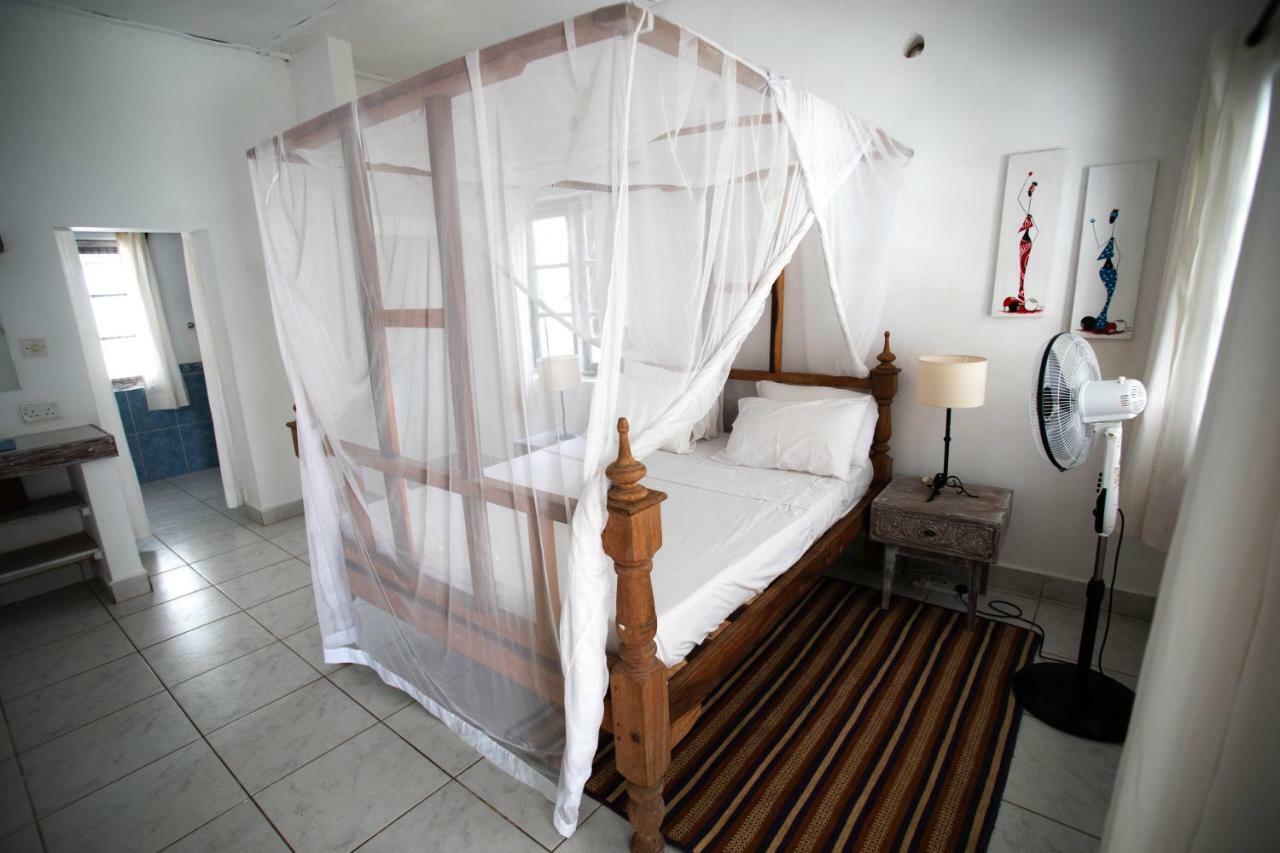 Baobab Beach House Bed And Breakfast Ukunda Esterno foto