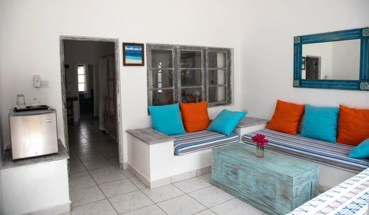 Baobab Beach House Bed And Breakfast Ukunda Esterno foto