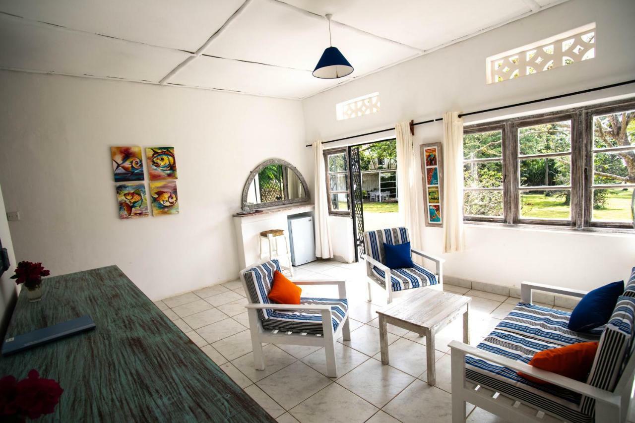 Baobab Beach House Bed And Breakfast Ukunda Esterno foto