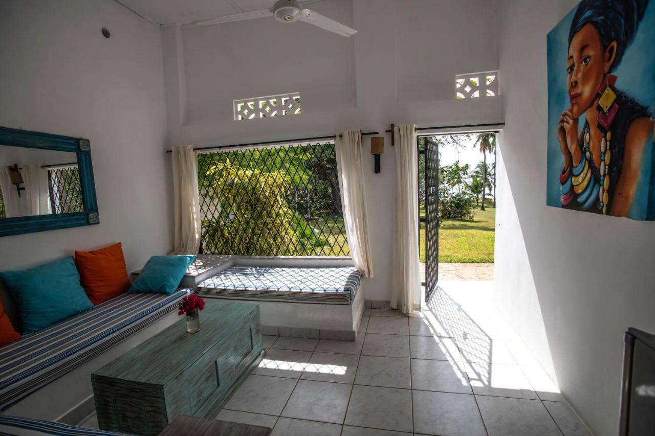 Baobab Beach House Bed And Breakfast Ukunda Esterno foto