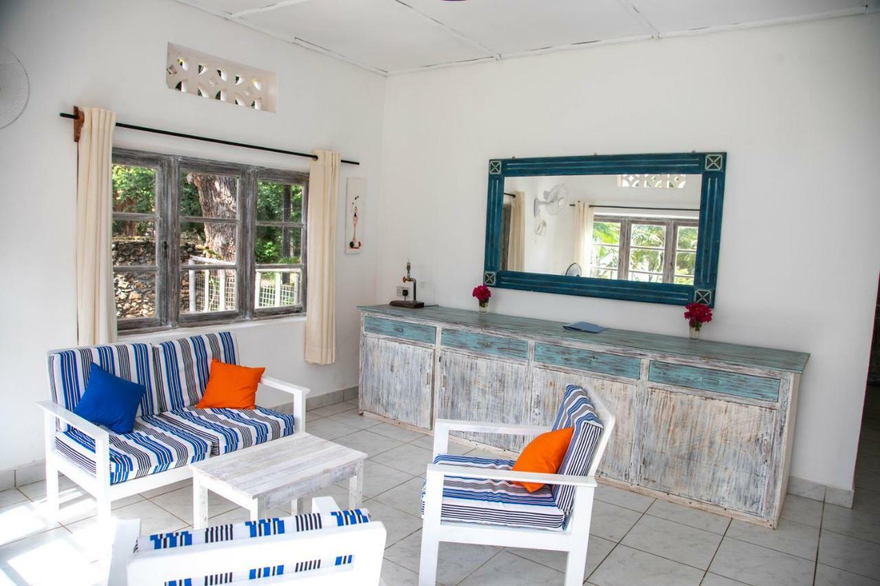 Baobab Beach House Bed And Breakfast Ukunda Esterno foto