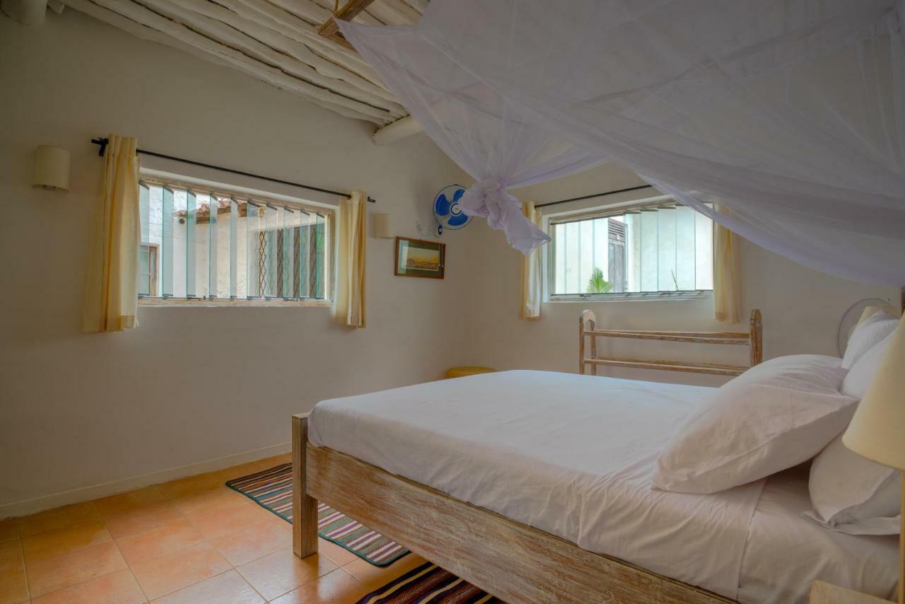 Baobab Beach House Bed And Breakfast Ukunda Esterno foto