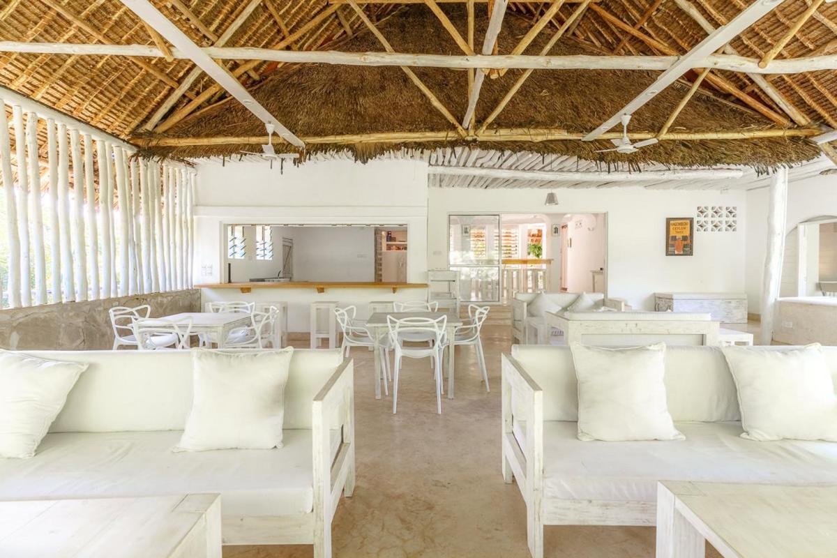 Baobab Beach House Bed And Breakfast Ukunda Esterno foto