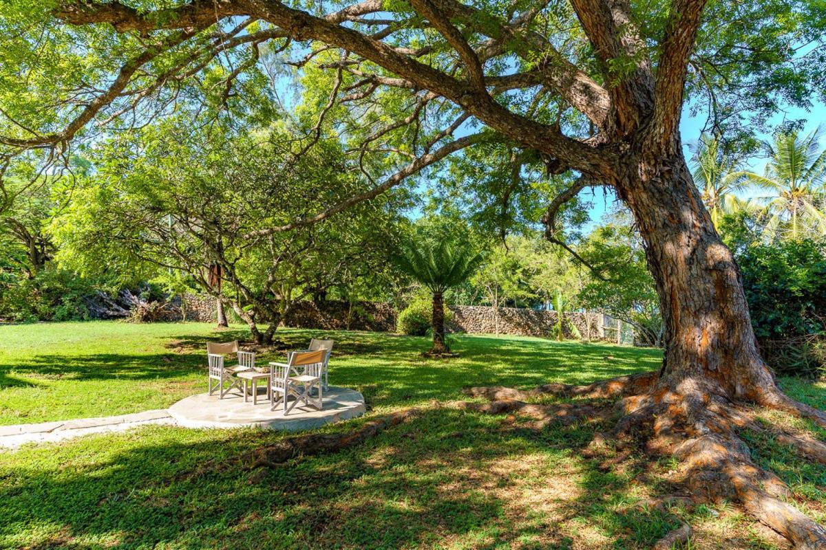 Baobab Beach House Bed And Breakfast Ukunda Esterno foto