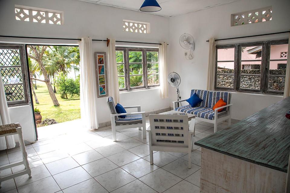 Baobab Beach House Bed And Breakfast Ukunda Esterno foto